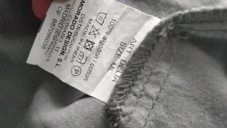 Camisa de algodón gris con detalles