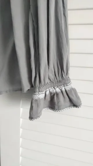 Camisa de algodón gris con detalles