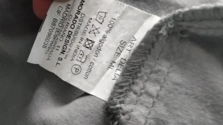 Camisa de algodón gris con detalles