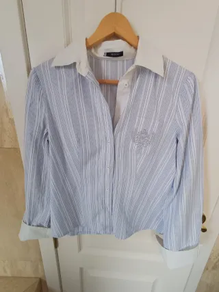Camisa Escorpion.  Rayas Azul y Blanca