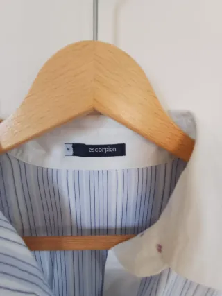 Camisa Escorpion.  Rayas Azul y Blanca