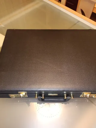 Maletín negro con combinación