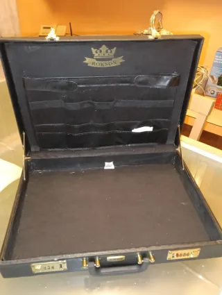 Maletín negro con combinación