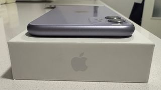 iPhone 11 morado impecable