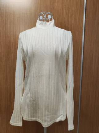 Camiseta blanca de cuello alto