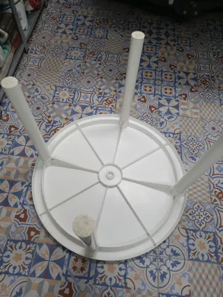 Mesa redonda de plástico blanca