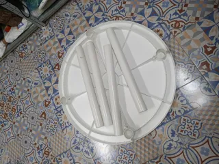 Mesa redonda de plástico blanca