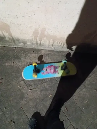 Patinete skateboard con diseño de huellas buen