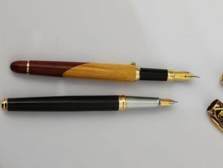 Lotto di 2 penne stilografiche: legno e metallo