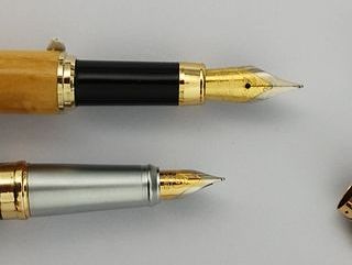 Lotto di 2 penne stilografiche: legno e metallo