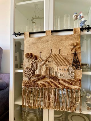 Tapiz artesanal de lana y arpillera