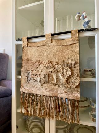 Tapiz artesanal de lana y arpillera