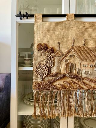 Tapiz artesanal de lana y arpillera