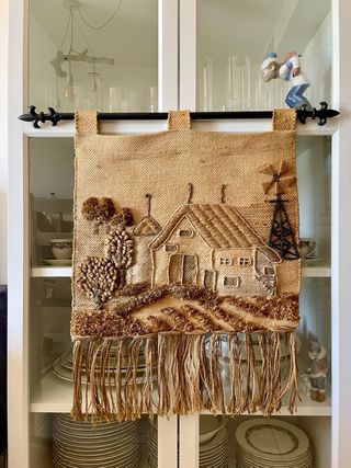 Tapiz artesanal de lana y arpillera