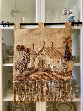 Tapiz artesanal de lana y arpillera