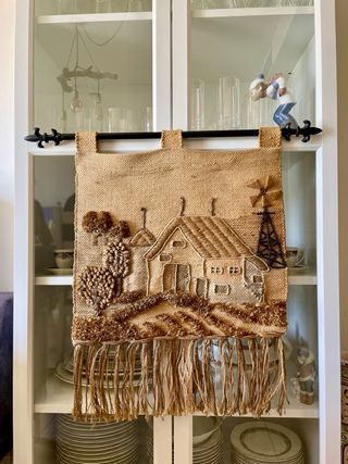 Tapiz artesanal de lana y arpillera