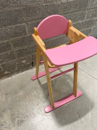 Trona de madera para muñecas rosa