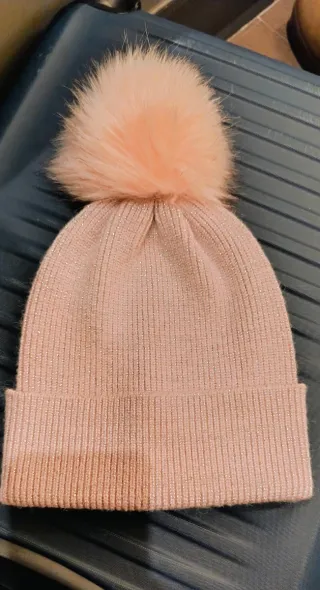 Gorro rosa con pompón