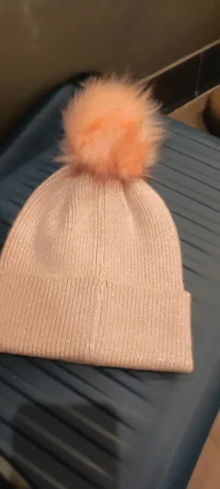 Gorro rosa con pompón
