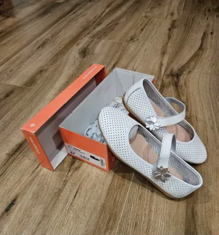 Zapatos blancos niña con flor
