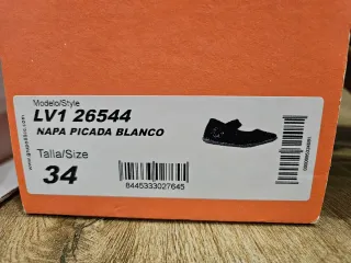 Zapatos blancos niña con flor