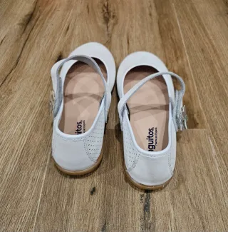 Zapatos blancos niña con flor