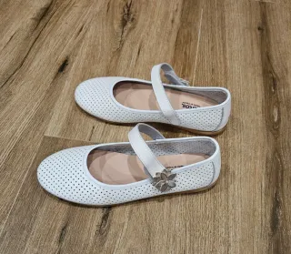 Zapatos blancos niña con flor