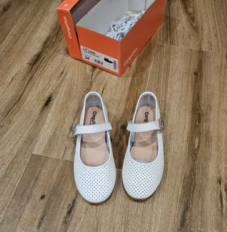 Zapatos blancos niña con flor