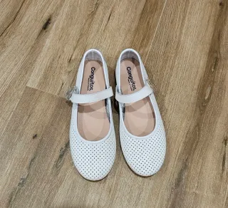 Zapatos blancos niña con flor
