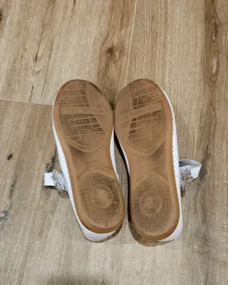 Zapatos blancos niña con flor