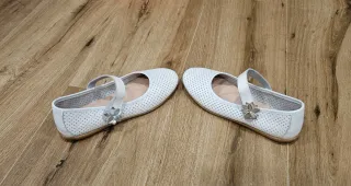 Zapatos blancos niña con flor