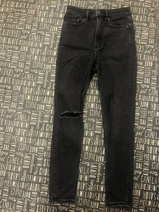 Vaquero pitillo negro Stradivarius T.36