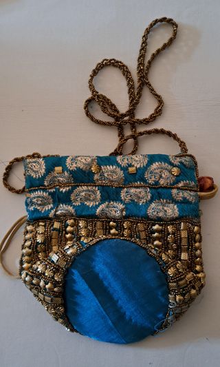 Bolso fiesta azul y dorado con pedrería