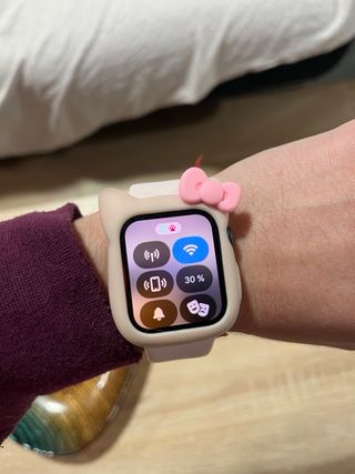 IPHONE 13 ROSA Y APPEL WATCH SE 40mm space gray.