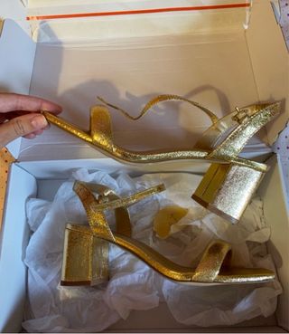 Tacones dorados de fiesta