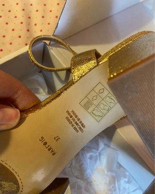 Tacones dorados de fiesta