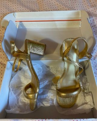 Tacones dorados de fiesta