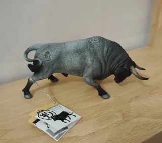 Toro Bravo Cárdeno Embistiendo