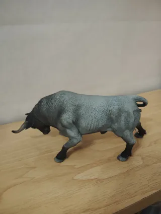 Toro Bravo Cárdeno Embistiendo