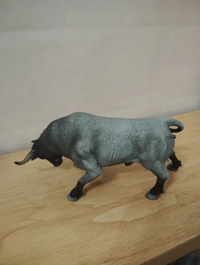 Toro Bravo Cárdeno Embistiendo