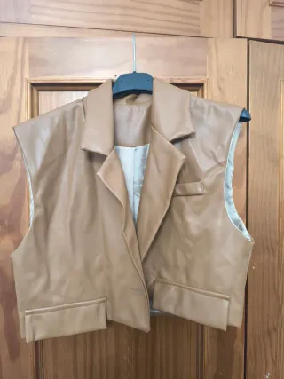 Chaleco de cuero sintético mujer.