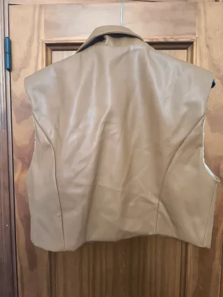 Chaleco de cuero sintético mujer.