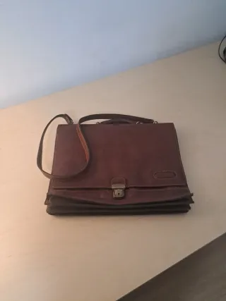 Maletín de cuero marrón