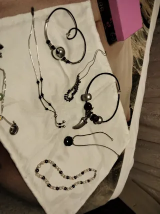 Collares y gargantillas plateados y negros