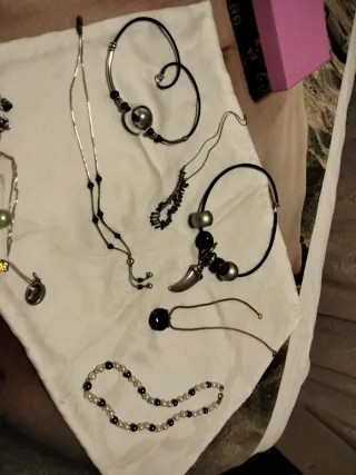 Collares y gargantillas plateados y negros