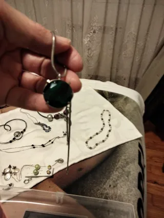 Collares y gargantillas plateados y negros