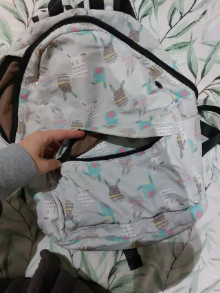 Mochila gris con estampado de conejos