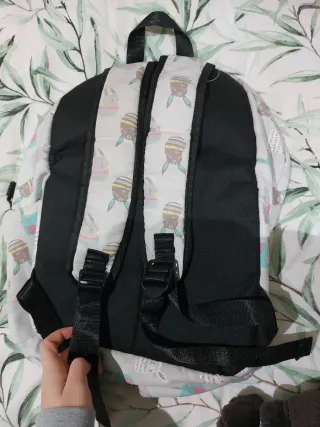 Mochila gris con estampado de conejos