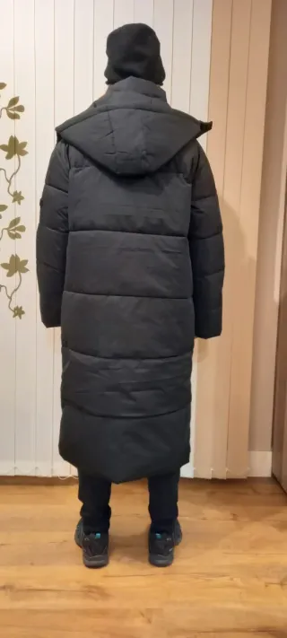 Abrigo largo, negro y con capucha. Talla XL