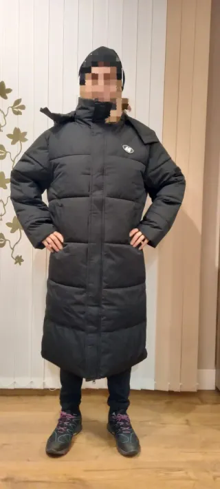 Abrigo largo, negro y con capucha. Talla XL